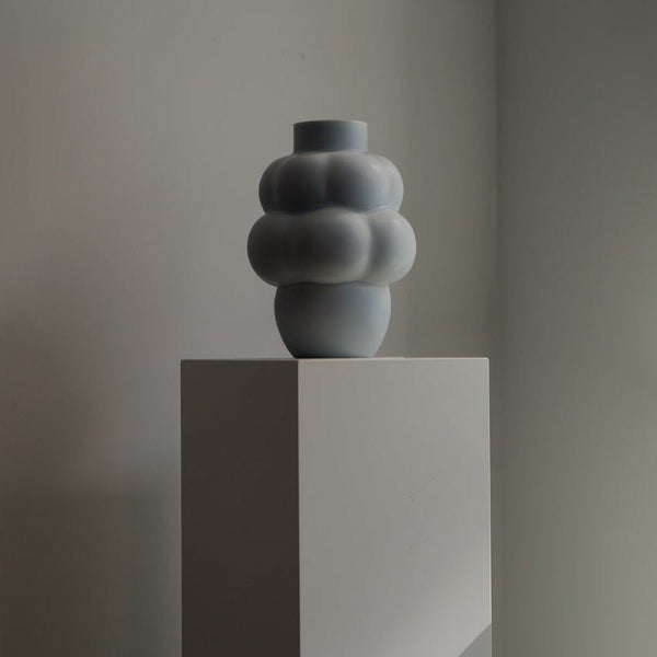 A LOUISE ROE CERAMIC BALLOON VASE 04 GRANDE on a pedestal in the Gestalt Haus.