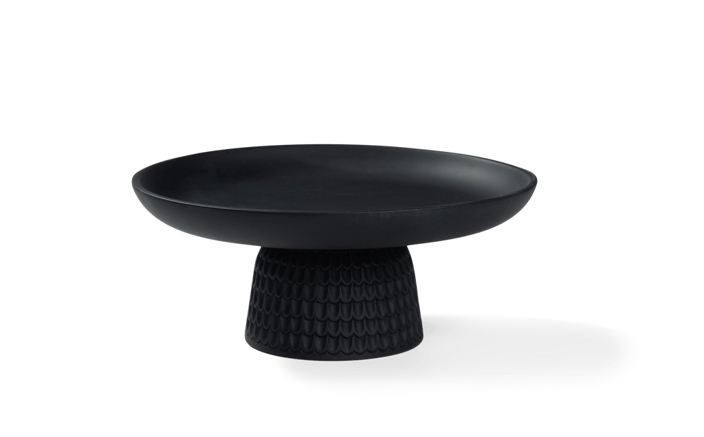 A black NERA bowl displaying the strong visual contrast of a white background, creating a Gestalt Haus effect.
