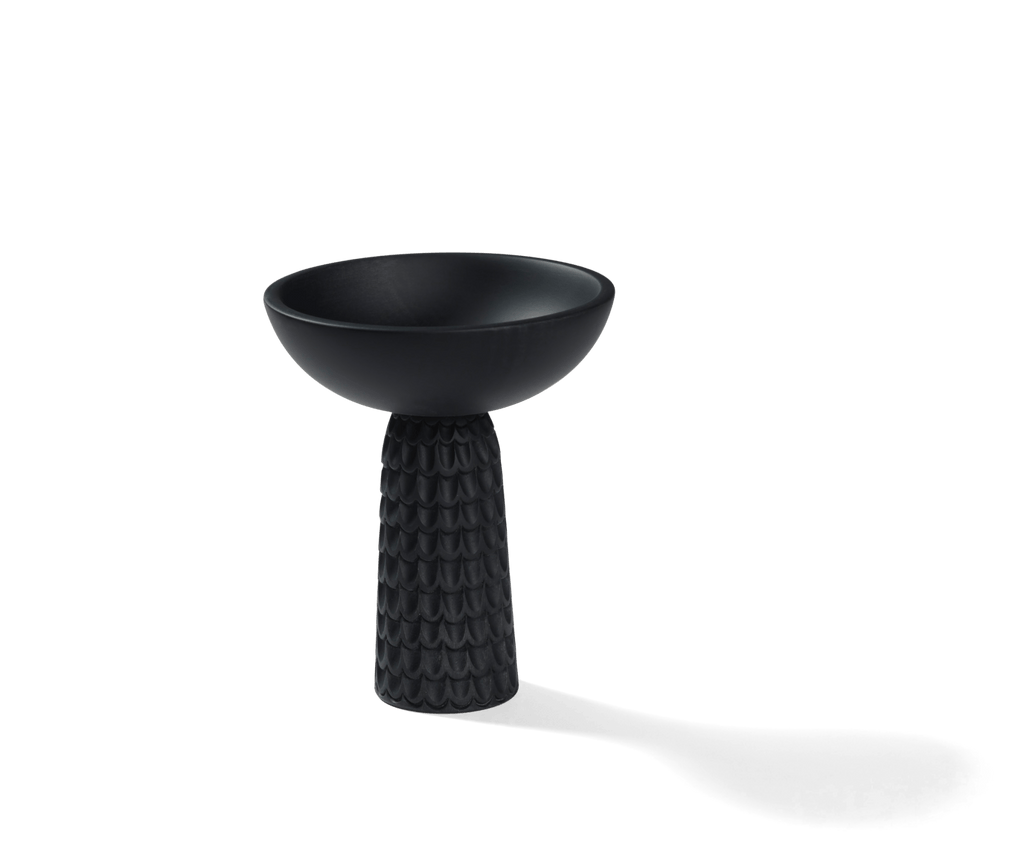 A black NERA BOWL with a shadow on it, from the brand ZANAT, combines Gestalt and Haus elements.